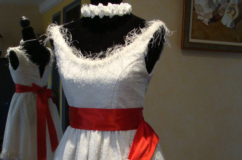 Créatrice de robes de mariées - Robe de mariée courte avec ruban rouge - création sur mesure
